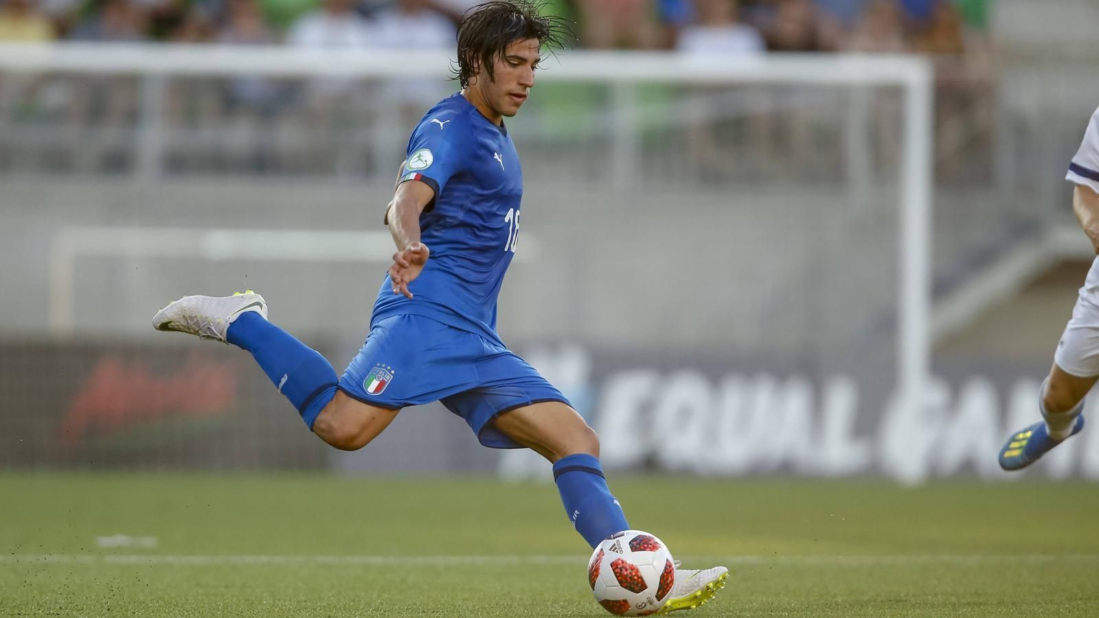 
                <strong>Sandro Tonali (Italien)</strong><br>
                Sandro Tonali kam in der Saison 2017/2018 auf 19 Einsätze beim italienischen Zweitligisten Brescia Calcio. Der Mittelfeldspieler gehört zu den umworbenen italienischen Talenten. Medienberichten zufolge hatten bereits auch der Bayern München und Borussia Dortmund ein Auge auf den 18-Jährigen geworfen.
              