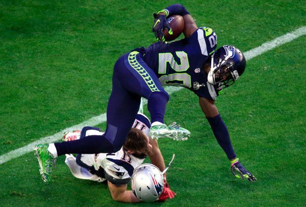 
                <strong>Verletzung nach Interception</strong><br>
                Jeremy Lane, der die Interception fängt wird darauf von Julian Edelman getackelt. Lane muss nach dem Hit das Spielfeld verletzungsbedingt verlassen.
              