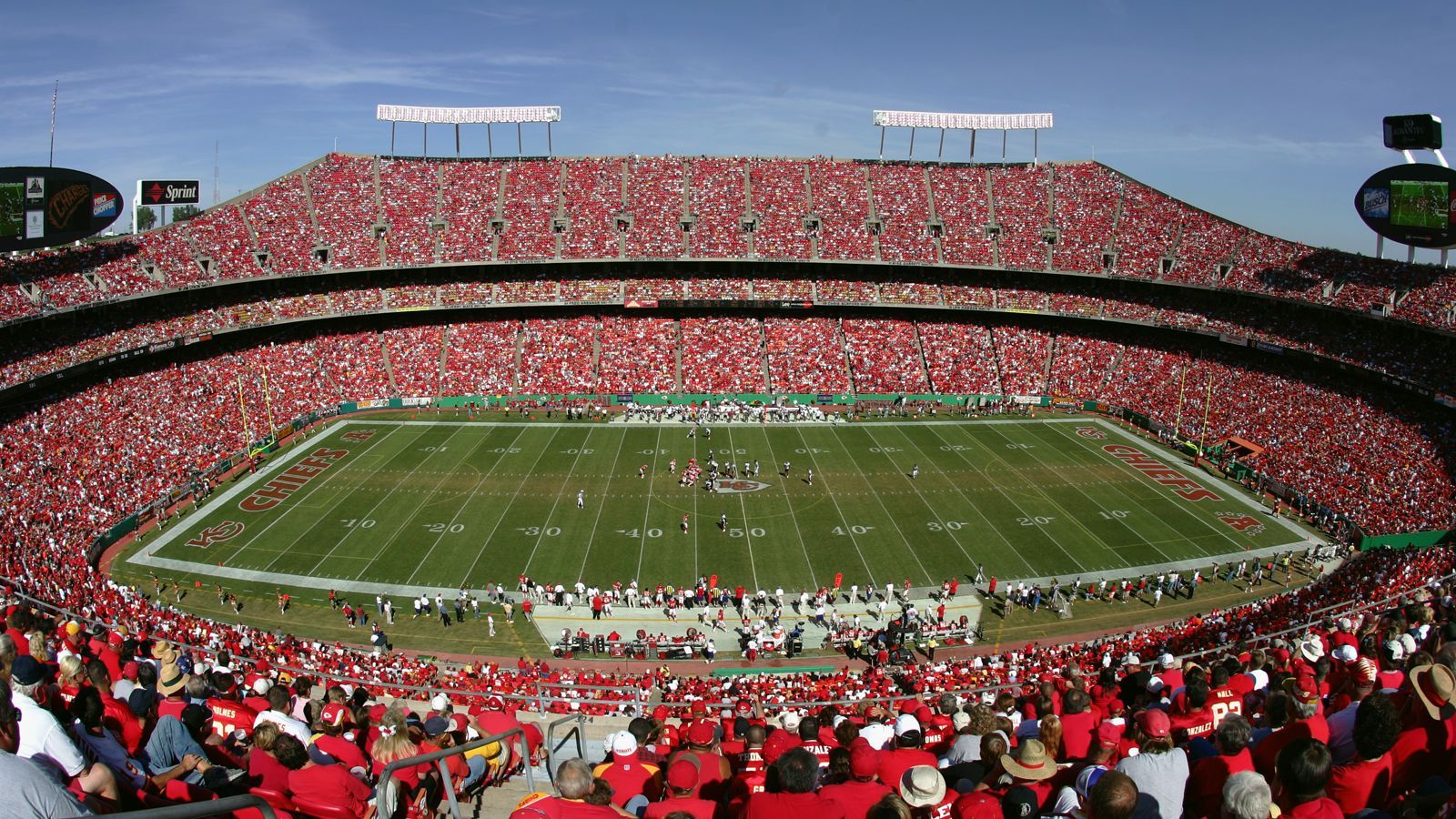 <strong>GEHA Field at Arrowhead Stadium (Kansas City, Missouri) - Kapazität: 76.416</strong><br>Das vielleicht lauteste Stadion der NFL mit den Fans der Kansas City Chiefs. Aber auch schon etwas in die Jahre gekommen. Eröffnung war 1972.