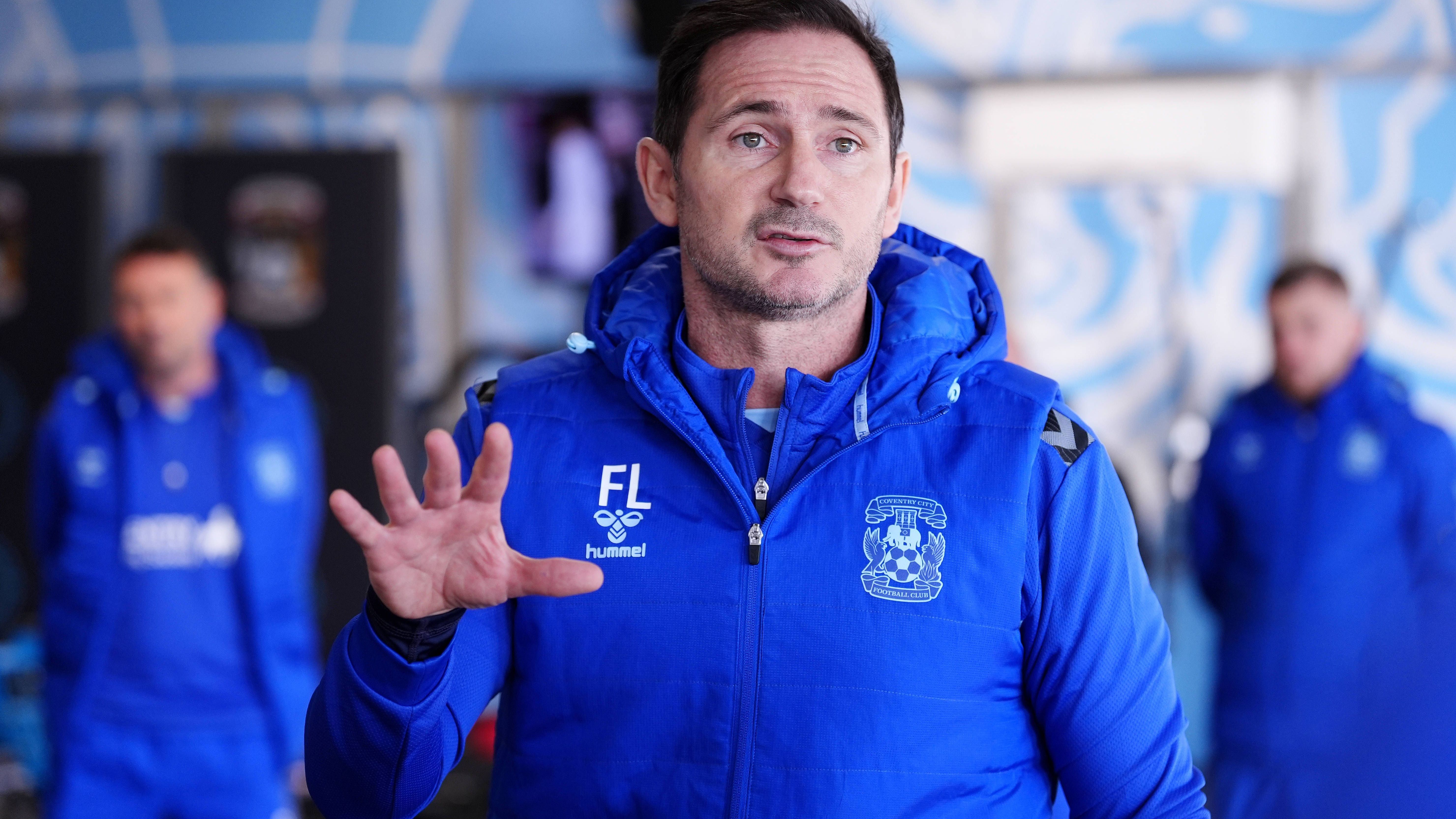 <strong>Frank Lampard verrät verrücktes Hunde-Ritual</strong><br><a href="https://www.ran.de/sports/fussball/news/lampard-wird-teammanager-in-coventry-465979">Frank Lampard hat einen neuen Job als Trainer bei Zweitligist Coventry City. </a>Die Chelsea-Legende wird wohl zwischen ihre Heimat und der Stadt in den West Midlands pendeln. Was einige Probleme für Lampard mit sich bringen könnte. Denn in seiner Zeit als Chelsea-Trainer berichtete er von einem verrückten Ritual, das mit seinem Hund Pooch zu tun hat und für Glück auf dem Platz sorgen soll ...