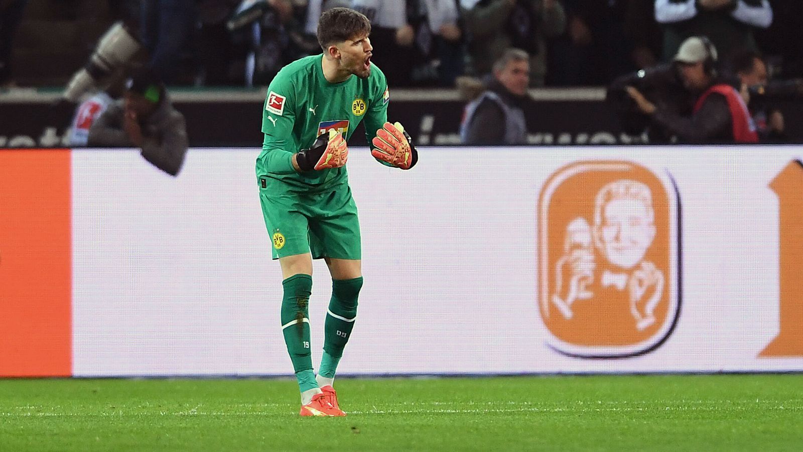 
                <strong>Gregor Kobel (Borussia Dortmund)</strong><br>
                Chancenlos beim 0:1 (5.). Kann sich beim Distanzschuss von Kone in der 15. Minute erstmals auszeichnen. Der Ball schlägt beim 1:2 zwar ziemlich zentral unter der Latte ein, beim Kopfballgegentreffer aus kurzer Distanz trifft Kobel aber keine Schuld. Lässt sich vom angetäuschten Abschluss von Thuram düpieren, der dann zum 1:3 ins leere Tor einschiebt (30.). Beim 2:4 aus der Distanz kann man ihm ebenfalls wenig vorwerfen. Bewahrt den BVB danach mit mehreren starken Aktionen vor weiteren Gegentreffern (54, 76.) Eine insgesamt sehr unglückliche Partie für den Torhüter. ran-Note: 
              