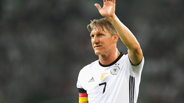 
                <strong>Schweinsteigers emotionaler DFB-Abschied</strong><br>
                Denn in der 67. Minute sagt der Kapitän endgültig Servus. Schweinsteiger verlässt unter tosendem Applaus das Spielfeld fällt.
              