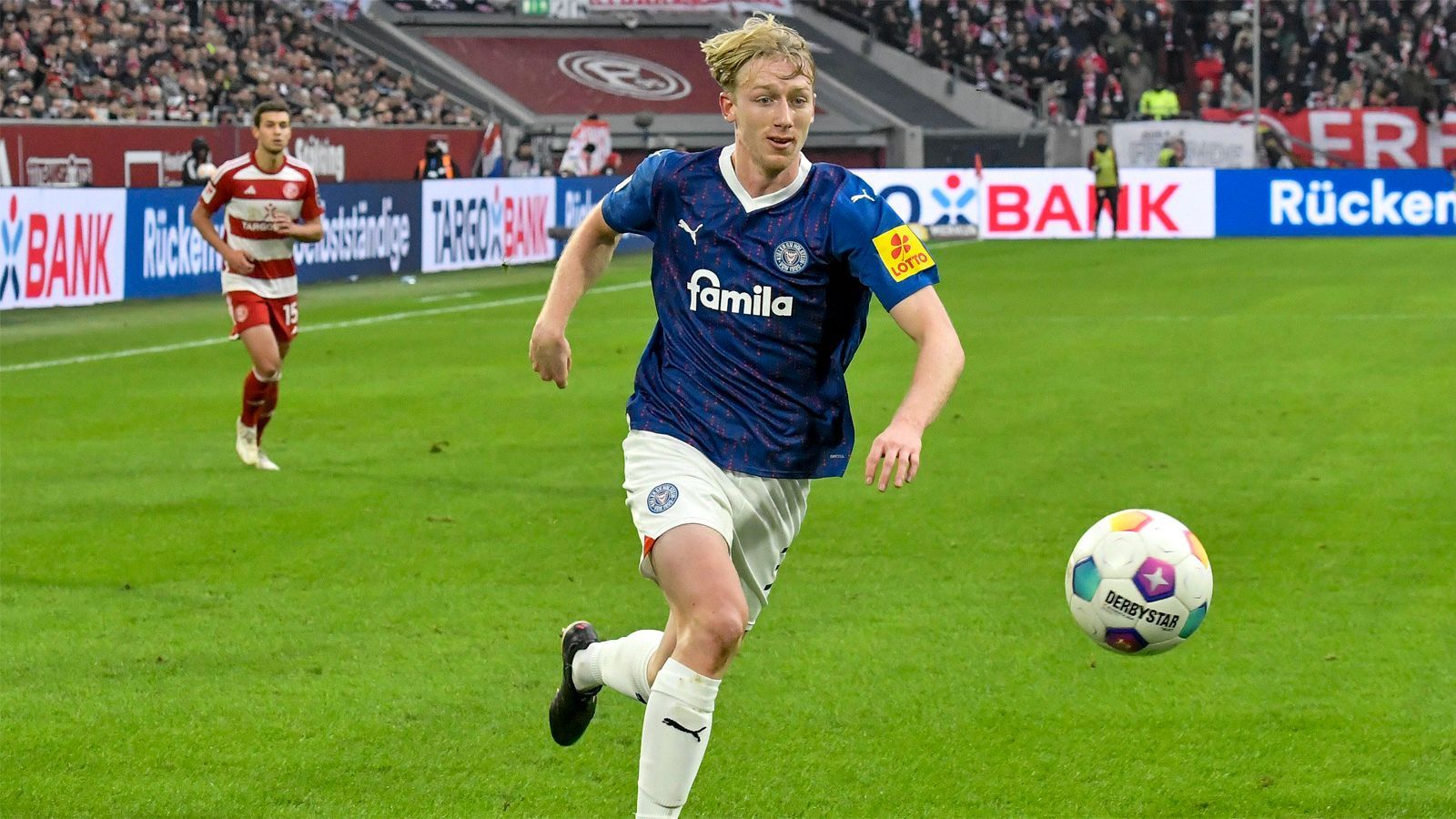 <strong>Rechter Verteidiger: Colin Kleine-Bekel (Holstein Kiel)</strong><br>Der 20-Jährige entwickelte sich in dieser Hinrunde immer und immer weiter. Der deutsche U21-Nationalspieler gehört zu den Gewinnern der ersten 17 Zweitligaspiele. Die Kieler holten Kleine-Bekel aus der A-Jugend von Borussia Dortmund, mit denen er in der Saison 21/22 Deutscher Meister wurde. Und das ablösefrei.&nbsp;