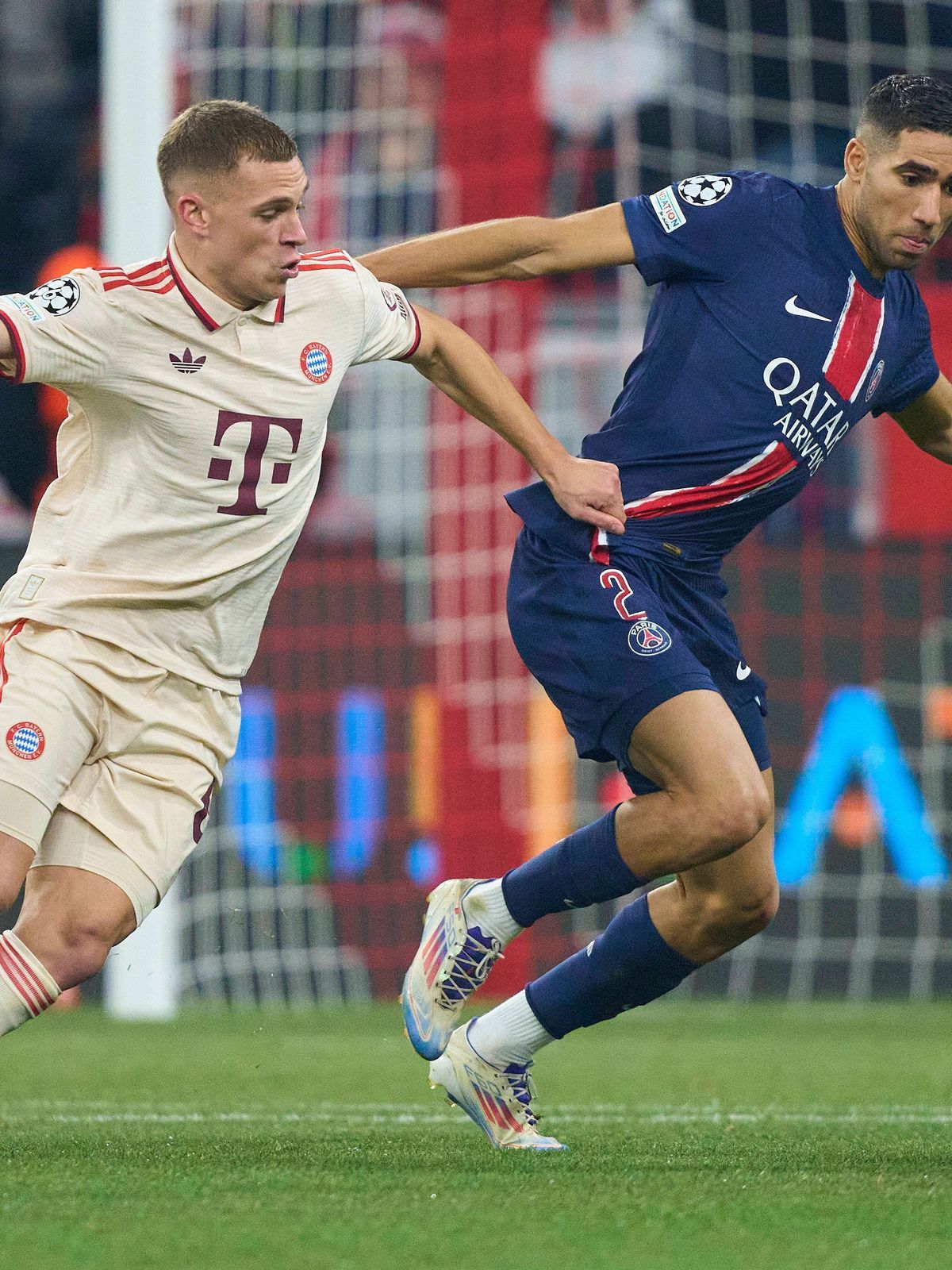 Joshua KIMMICH, FCB 6 compete for the ball, tackling, duel, header, zweikampf, action, fight against Achraf Hakimi, PSG 2 in the League Phase MD5 match FC BAYERN MUENCHEN - PARIS SG 1-0 of football...