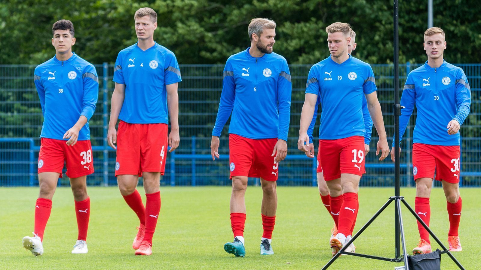 
                <strong>Holstein Kiel</strong><br>
                Holstein Kiel wäre 2018 und 2021 fast aufgestiegen, scheiterte aber jeweils in der Relegation. Mittelfeldspieler Lewis Holtby spricht offen davon, mit Kiel in die Bundesliga zu wollen. Die Störche belegten nach einer zunächst schwachen Hinrunde Platz sechs in der Rückrunden-Tabelle. Innenverteidiger Phil Neumann (Hannover) ist der einzige Stammspieler, der den Verein verlassen hat. Ansonsten greift Trainer Marcel Rapp auf eine eingespielte Mannschaft zurück. Der Mix aus Ballbesitz-Fußball, schnellem Umschaltspiel und taktischer Variabilität ist sein Markenzeichen. ran-Prognose: Platz 6   
              