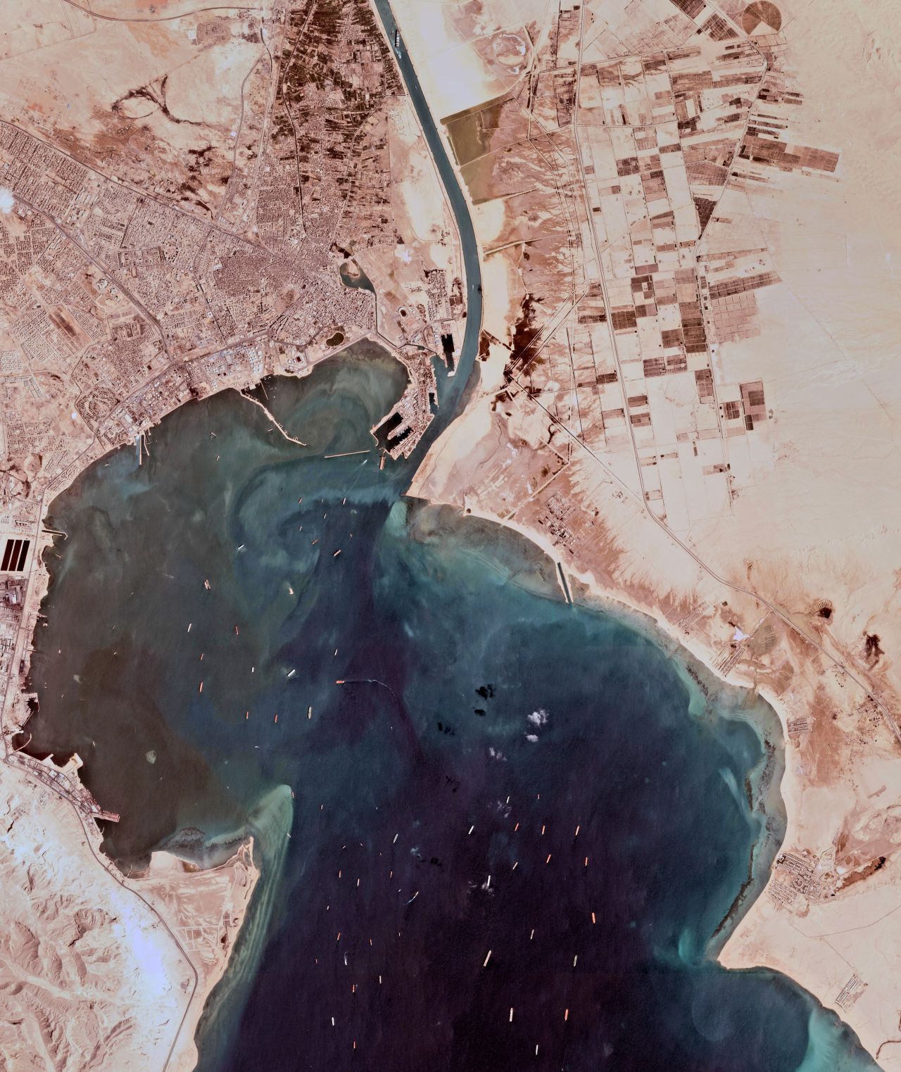 Auf dem Satellitenbild siehst du, wie sich massenweise Schiffe wegen der "Ever Given" stauten.