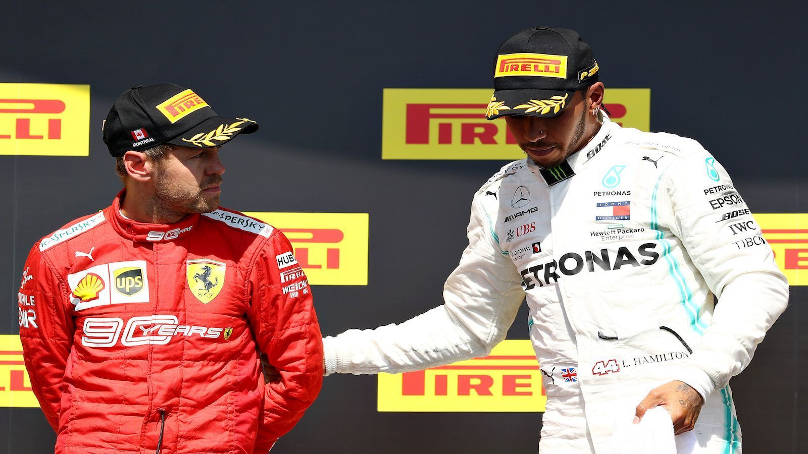 
                <strong>2019, Montreal: Der "falsche" Sieger</strong><br>
                Sebastian Vettel gewinnt im Ferrari den GP von Kanada vor Lewis Hamilton. Die Rennleitung brummt dem Deutschen allerdings eine höchst umstrittene Fünf-Sekunden-Strafe auf, wodurch beide im Klassement die Plätze tauschen. In Runde 48 kommt Vettel von der Strecke ab. Als er zurückfährt, muss Hamilton hart bremsen, um einen Crash zu vermeiden. Vettel bekommt für die Aktion fünf Sekunden obendrauf. Hamilton nach dem Rennen: "So möchte ich eigentlich nicht gewinnen."
              