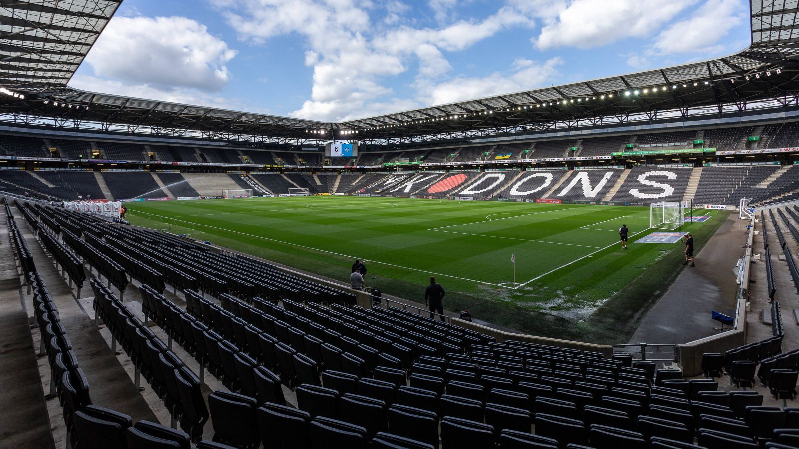 
                <strong>Stadium MK</strong><br>
                &#x2022; Heimverein: Milton Keynes Dons<br>&#x2022; Kapazität: 30.500<br>&#x2022; Anzahl Spiele: 4<br>
              