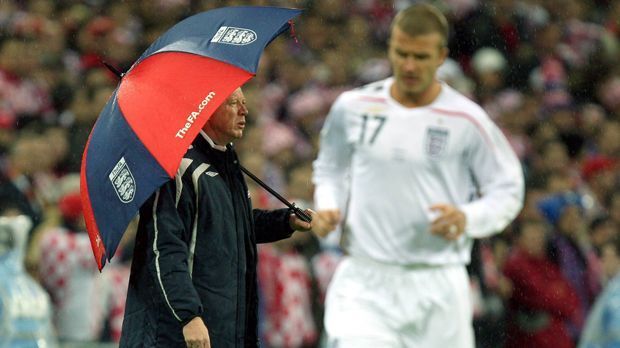
                <strong>2008 England</strong><br>
                England - EM 2008: "Steve McClaren wird in Erinnerung bleiben als der Trottel mit dem Regenschirm", schrieb die "Daily Mail" über den damaligen Nationaltrainer. McClaren sah im Regen von Wembley hilflos zu, wie sein Team das letzte Quali-Spiel gegen Kroatien 2:3 verlor und scheiterte. Weitere Beispiele werden sicher folgen ...
              