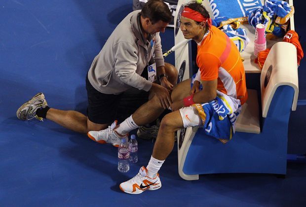 
                <strong>Januar 2010, Knieprobleme</strong><br>
                Oft spielt Nadal nur unter Schmerzen, schrieb der Spanier in seiner erschienenen Autobiografie. Er bekommt seit Jahren immer wieder Spritzen, die nach seinen Worten so schmerzhaft sind, dass er während der Injektion in ein Handtuch beißt, um nicht zu schreien.
              