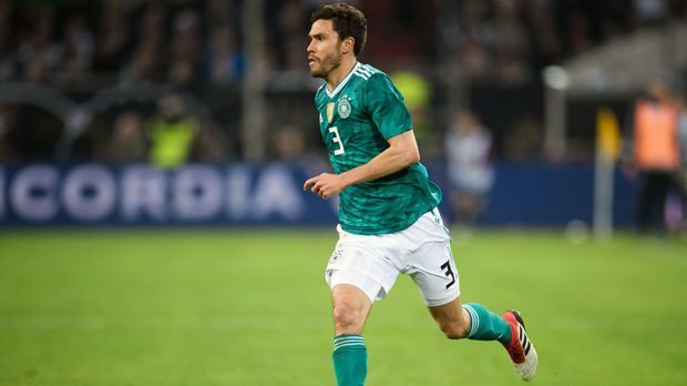 
                <strong>Jonas Hector (1. FC Köln)</strong><br>
                Abstieg hin oder her - Jonas Hector bleibt natürlich ein fester Bestandteil der deutschen Nationalmannschaft für das WM-Turnier 2018. Der Linksfuß überzeugte vor allem im Laufe der WM-Qualifikation und hat zudem - aus psychologischer Sicht ganz wichtig - seine Zukunft in Köln vorzeitig geklärt. Damit steht der ersten WM-Teilnahme des 27-Jährigen nichts mehr im Wege.
              