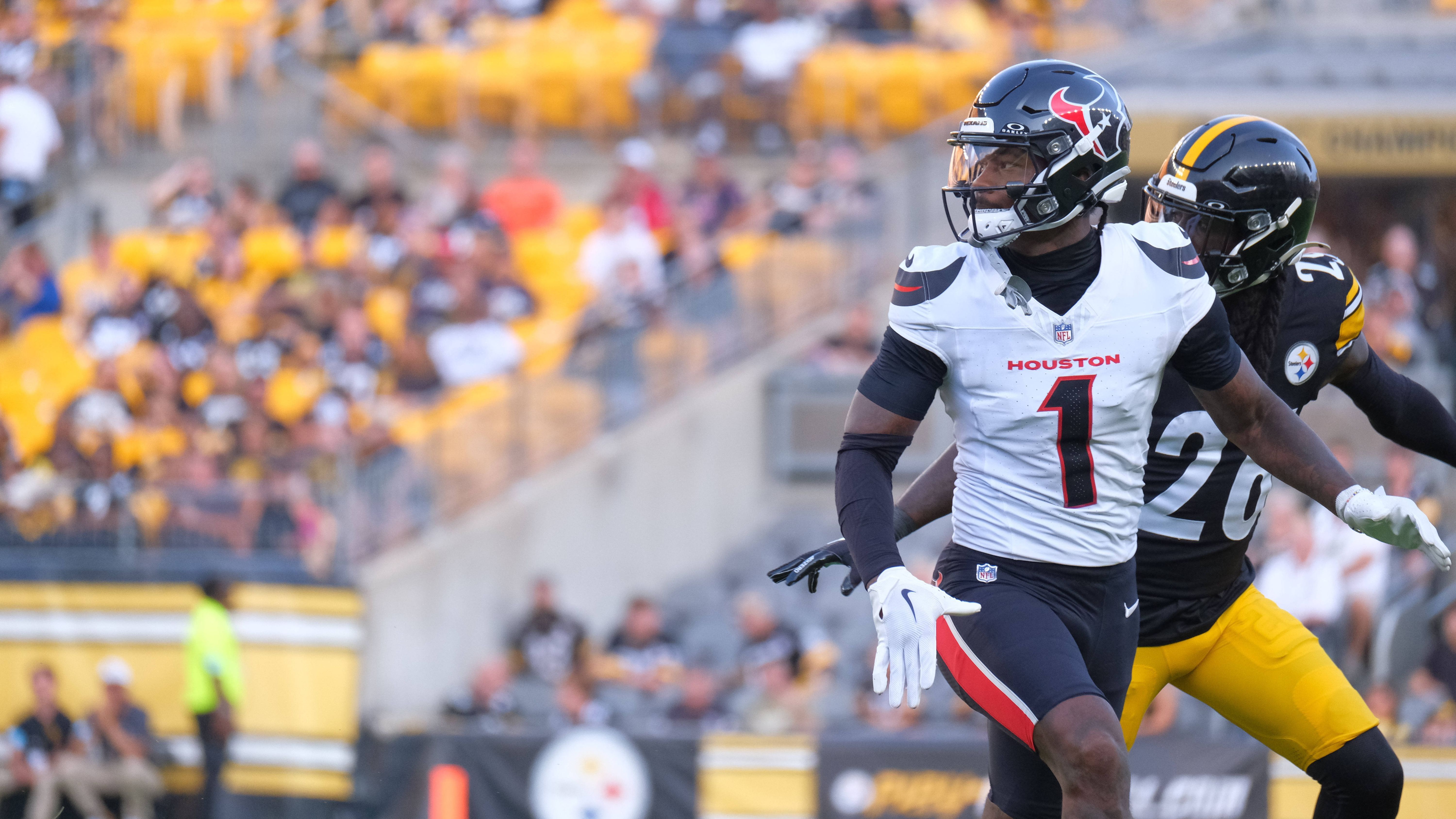 <strong>Wide Receiver: Stefon Diggs (Houston Texans)</strong><br>Ursprünglich hatte Diggs noch bis 2027 Vertrag, allerdings einigte er sich nach seinem Trade von Buffalo nach Houston darauf, die letzten drei Jahre zu streichen und mit auslaufendem Kontrakt in die Saison 2024 zu gehen. Er erhielt dafür mehr Garantien und kann sich nochmals für einen langfristigen Deal empfehlen. Houston hofft dadurch darauf, die beste Diggs-Version zu bekommen.