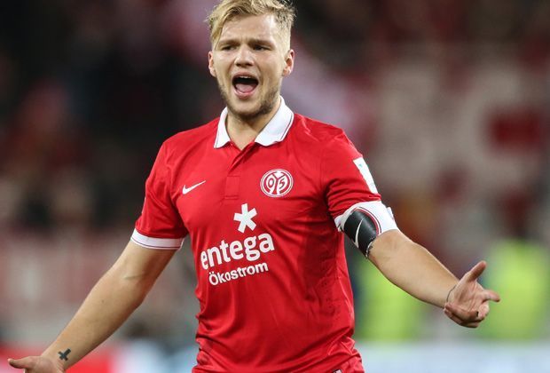 
                <strong>Johannes Geis</strong><br>
                Kaum ein Bundesliga-Sechser wird derzeit so gejagt wie Johannes Geis. Die Mainzer sollen 12 Millionen Euro für den 21-Jährigen fordern, der wohl auch auf dem Zettel von Borussia Dortmund steht.
              