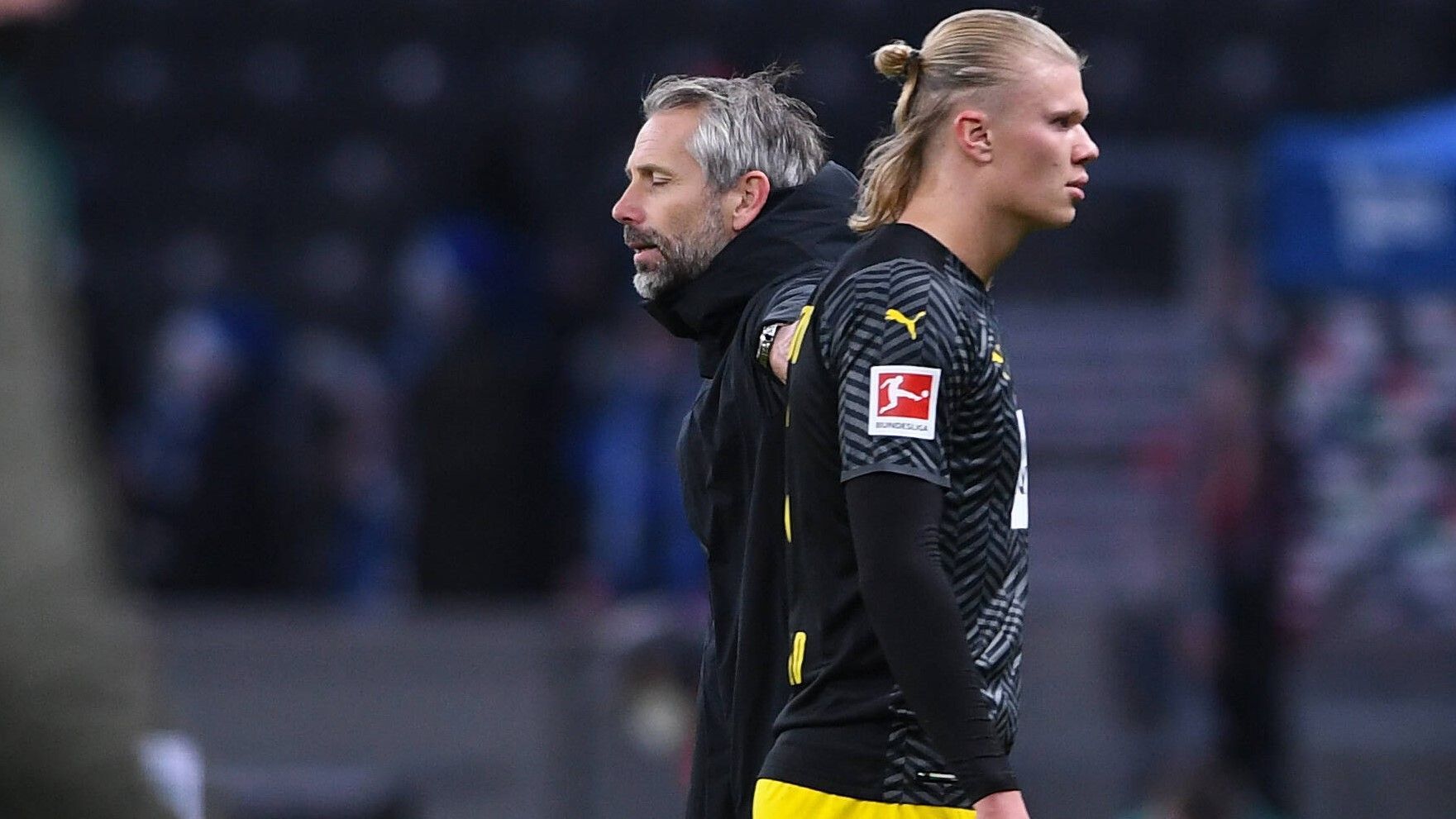 
                <strong>Marco Rose (Borussia Dortmund)</strong><br>
                Hach, Dortmund! Die Hoffnungen in den BVB unter Wunschtrainer Marco Rose waren riesig. Endlich mal wieder ein spannender Titelkampf. Und nun? Neun Punkte Rückstand auf den FC Bayern - und das zur Winterpause. Klar, im direkten Duell gab's die eine oder andere strittige Situation. Aber da sind ja nur drei Punkte abhanden gekommen. Zum Abschluss der Hinrunde im Berliner Olympiastadion zu verlieren, macht bei der Qualität des Dortmunder Kaders eher Sorgen. Auch unter Rose wirkt die Mannschaft wie ein Mitläufer-Team wie Leverkusen auf gehobenem Niveau - das hat auch das blutleere Aus in der Champions-League-Gruppenphase gezeigt. Eine sportliche Gesundung Dortmunds ist jedem zu wünschen, weil sonst Diskussionen über Weggänge von Erling Haaland und Jude Bellingham drohen. Und welcher deutsche Fan will das schon? Fazit: Rose befindet sich im Niemandsland des zweiten Platzes - nach vorne und hinten geht nicht viel. Jetzt muss die Europa League ernstgenommen werden. 
              