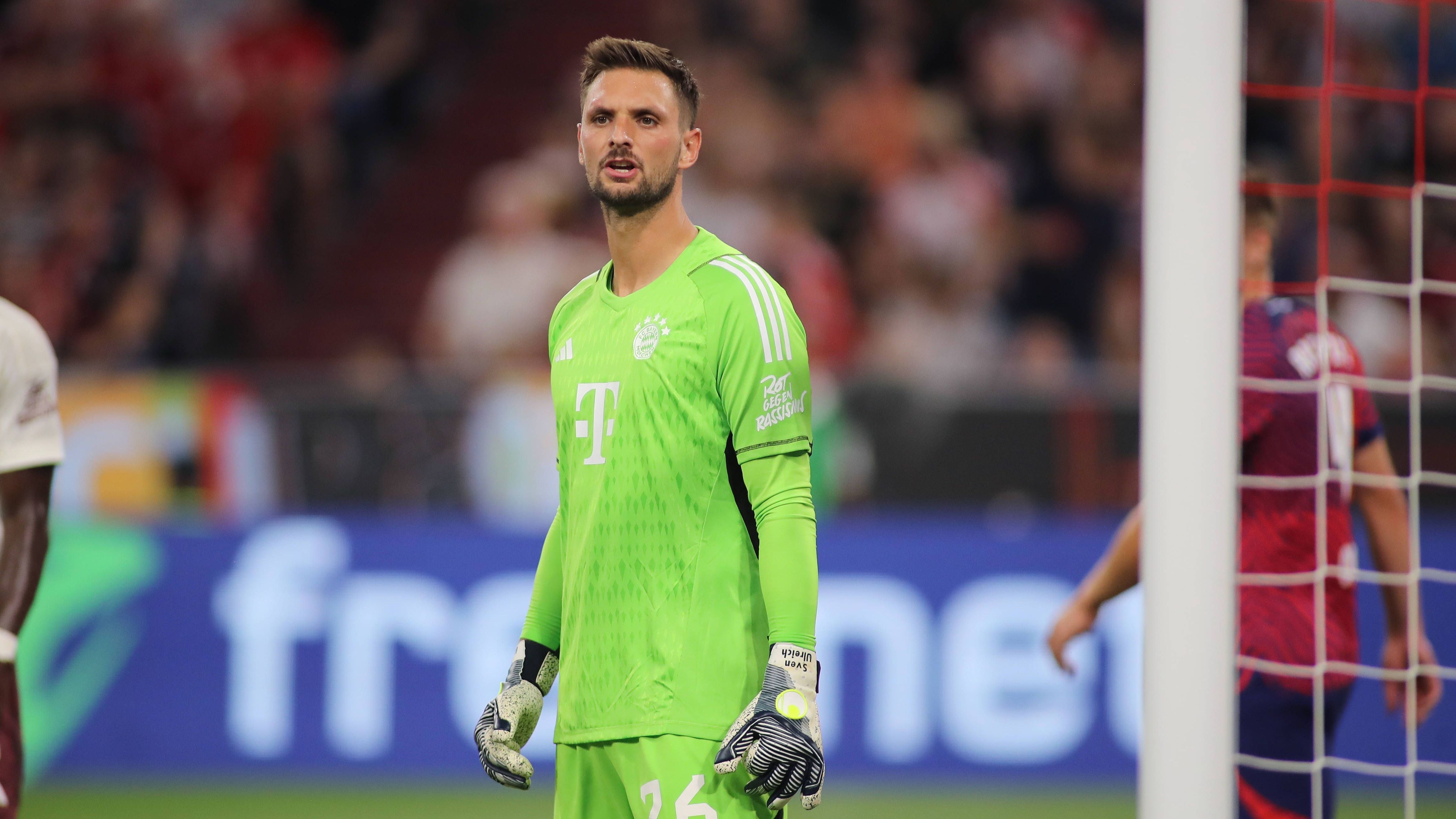 <strong>Sven Ulreich</strong><br>Ulreich wiederum soll so lange im Tor stehen, bis Neuer wieder fit ist. Die Bayern-Bosse zeigten sich mit den Leistungen des Routiniers zufrieden, weshalb die Suche nach einem internationalen Spitzentorwart zu den Akten gelegt wurde. Zuvor waren zahlreiche Top-Keeper gehandelt worden. <strong>ran</strong>&nbsp;blickt auf die (teils wilden) Gerüchte zurück.