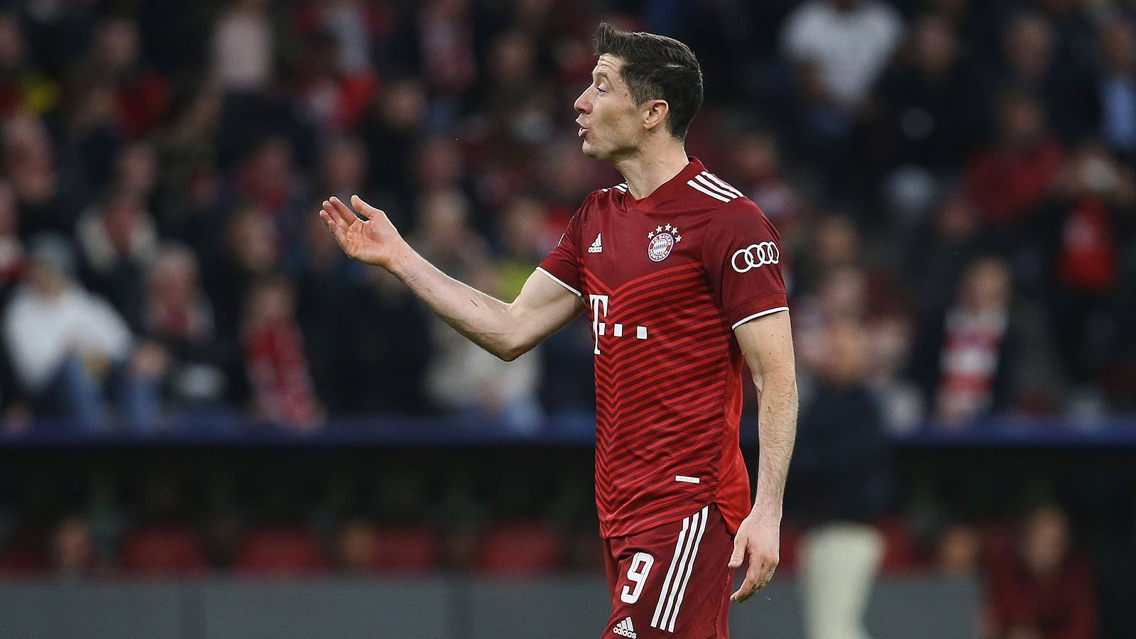 
                <strong>Robert Lewandowski </strong><br>
                Der wohl komplizierteste Fall. Der Pole ist sportlich unumstritten beim Rekordmeister und liefert Tore am Fließband. Eine Verlängerung des 2023 auslaufenden Vertrags sollte daher weit oben auf Bayerns Agenda stehen. Doch zuletzt nahmen die Gerüchte um Lewandowskis Zukunft, die ihn unter anderem mit dem FC Barcelona in Verbindung brachten, wieder zu. Sollten die Vertragsgespräche scheitern, wäre auch ein Verbleib Lewandowskis bis 2023 denkbar, um genügend Zeit für die Verpflichtung eines adäquaten Ersatzes zu haben. 
              