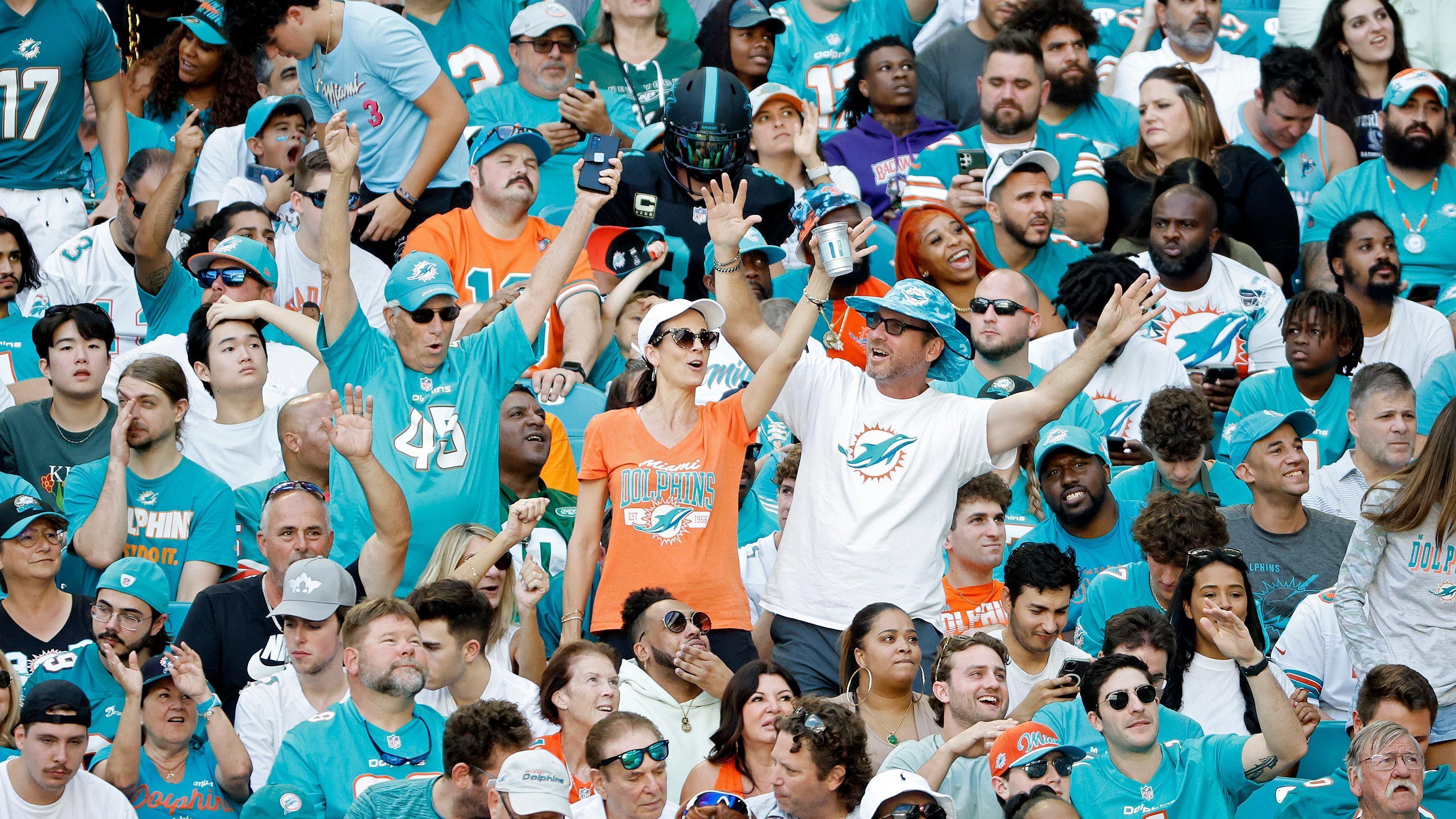 
                <strong>Platz 25: Miami Dolphins (Hard Rock Stadium)</strong><br>
                &#x2022; <strong>Zuschauerschnitt bei Heimspielen</strong>: 66.230<br>&#x2022; <strong>Totale Zuschauerzahl</strong>: 529.841<br>&#x2022; <strong>Prozentuale Auslastung</strong>: 102,3 Prozent<br>&#x2022; <strong>Heimspiele (Saison 2022)</strong>: 8<br>
              