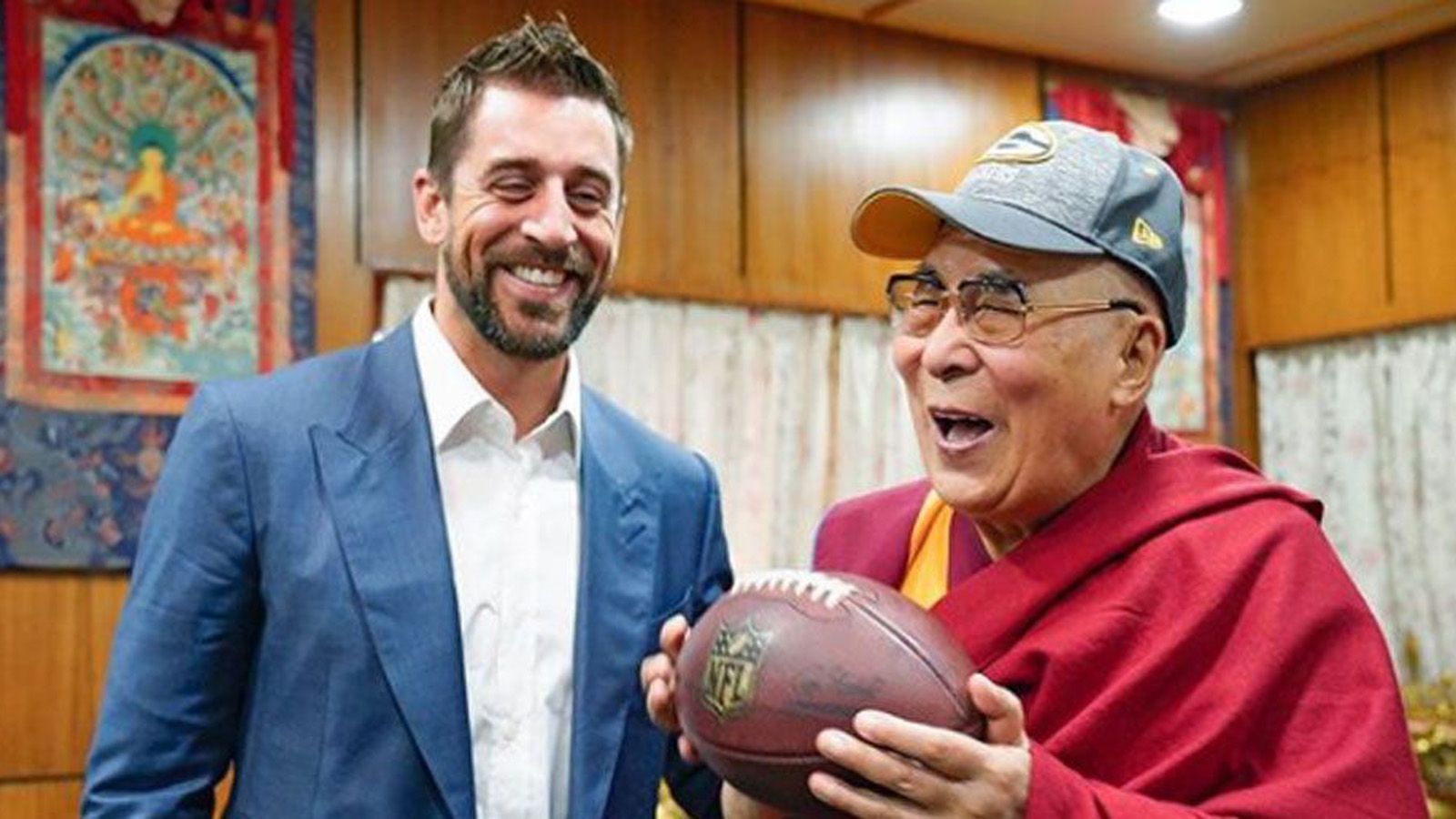 <strong>Dalai Lama (Green Bay Packers)</strong><br>
                Nicht wenige sind wegen Star-Quarterback Aaron Rodgers zum Fan der Green Bay Packers geworden. Auch der Dalai Lama gehört dazu. In Indien posierte er mit Kappe und Football neben dem strahlenden Super-Bowl-Sieger von 2010.&nbsp;
