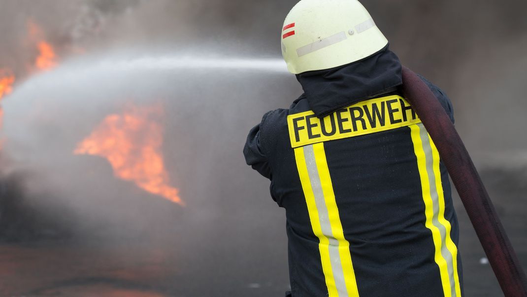 Bei einem Großbrand in Hamm kam es zu massiver Rauchentwicklung. (Symbolbild)