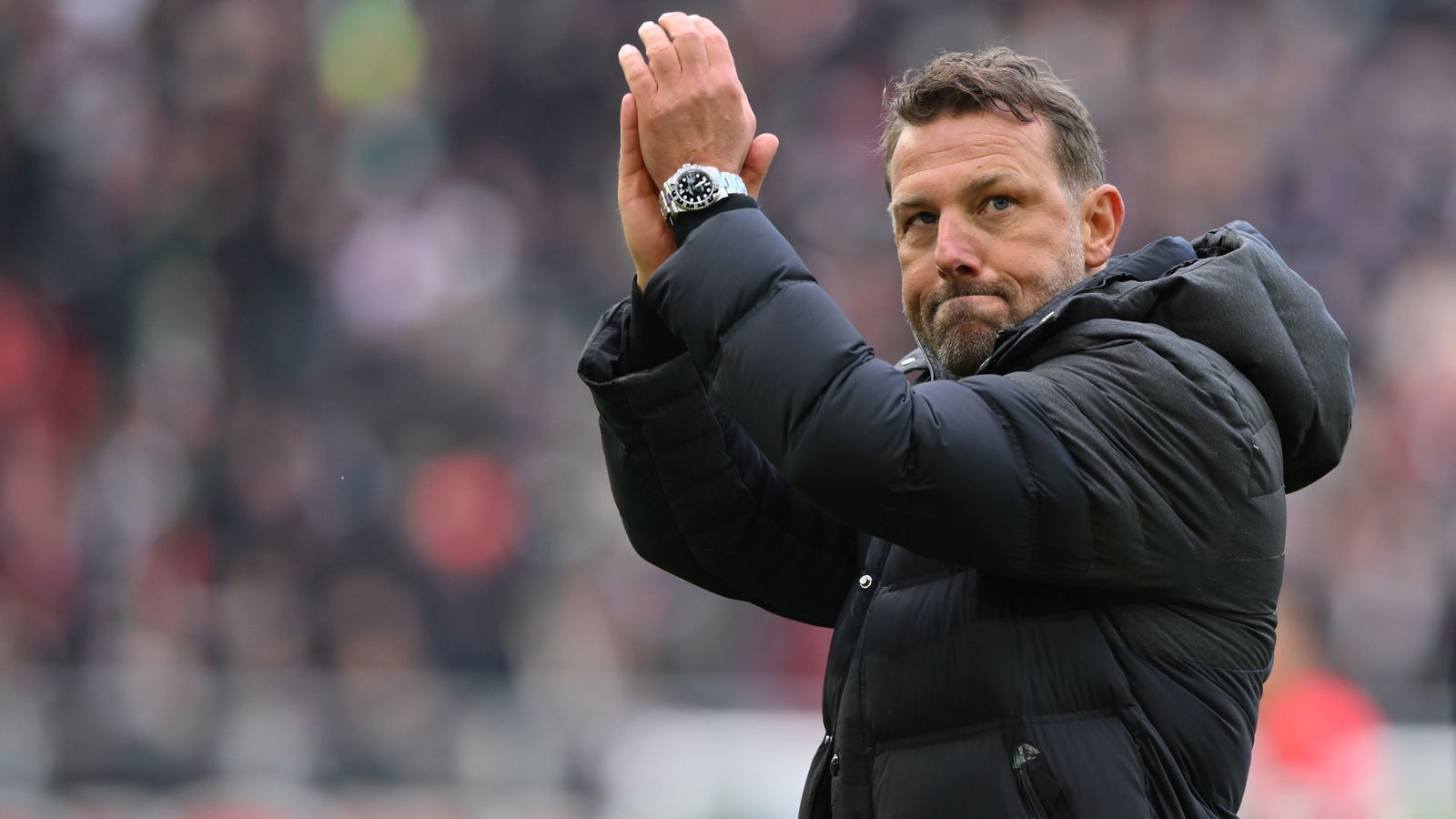 
                <strong>FC Augsburg</strong><br>
                Im Machtkampf beim FC Augsburg zwischen Stefan Reuter und Markus Weinzierl hat Letzterer nach der Saison die Reißleine gezogen. Weinzierl hat für sich die Entscheidung getroffen, sein Engagement bei den Fuggerstädtern vorzeitig zu beenden. Nun steht Manager Reuter unter Druck und muss liefern. Für wen sich die FCA-Verantwortlichen wohl bei der Trainerfrage entscheiden werden?
              