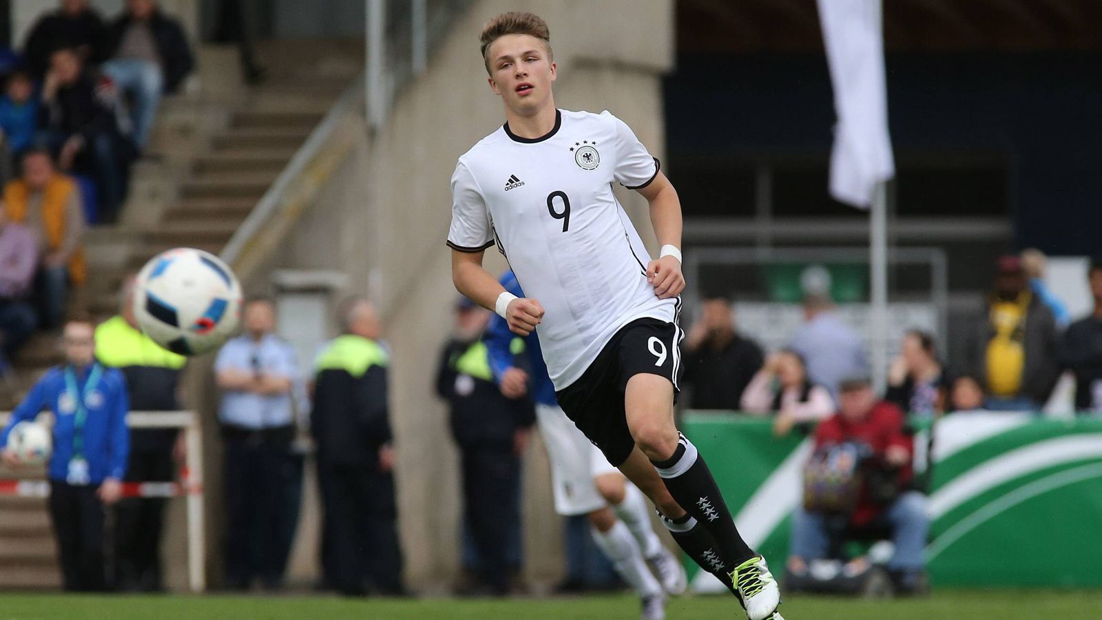 
                <strong>Hamburger SV - 5 Spieler</strong><br>
                U20: Mats Köhlert, Manuel Wintzheimer, Aaron OpokuU19: Jann-Fiete Arp (Foto), Jonas David
              