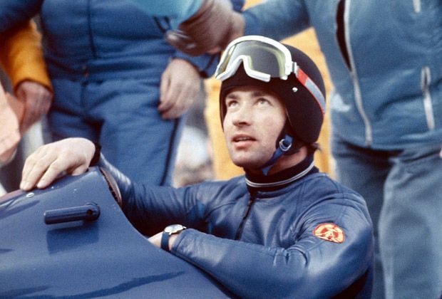 
                <strong>1976 in Innsbruck: Meinhard Nehmer (DDR)</strong><br>
                Im selben Jahr trat der Bobfahrer Meinhard Nehmer als Fahnenträger der ehemaligen DDR in Innsbruck hervor. Einige Tage später gewann der damals 35 Jahre alte Athlet im Zweierbob und im Viererbob die Goldmedaille.
              