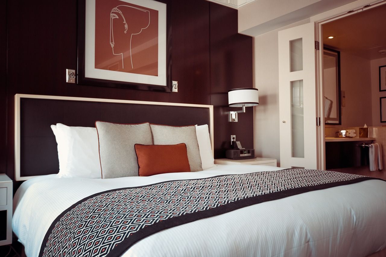 Ein gemütliches Bett ist auch beim Kamasutra zu empfehlen: Sie können davor oder darauf Spaß haben.