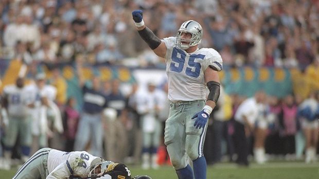 
                <strong>Chad Hennings</strong><br>
                Chad Hennings: An 290. Stelle beim NFL Draft 1988 von den Dallas Cowboys ausgewählt, entschied sich Hennings zunächst seine Militärkarriere fortzusetzen und keine vorzeitige Entlassung zu forcieren. Ab 1992 lief er dann für die Cowboys auf und wurde zu einem wichtigen Bestandteil der Defensive. In neun Spielzeiten in Dalls gewann er drei Super-Bowl-Titel und beendete 2000 seine aktive Karriere.
              