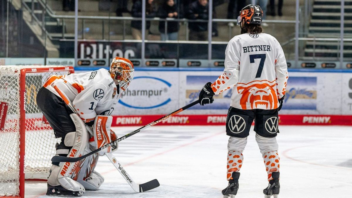 Die Wolfsburger Dustin Strahlmeier und Dominik Bittner