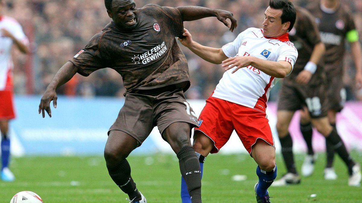 Hamburger Derby-Held: Gerald Asamoah (l.)