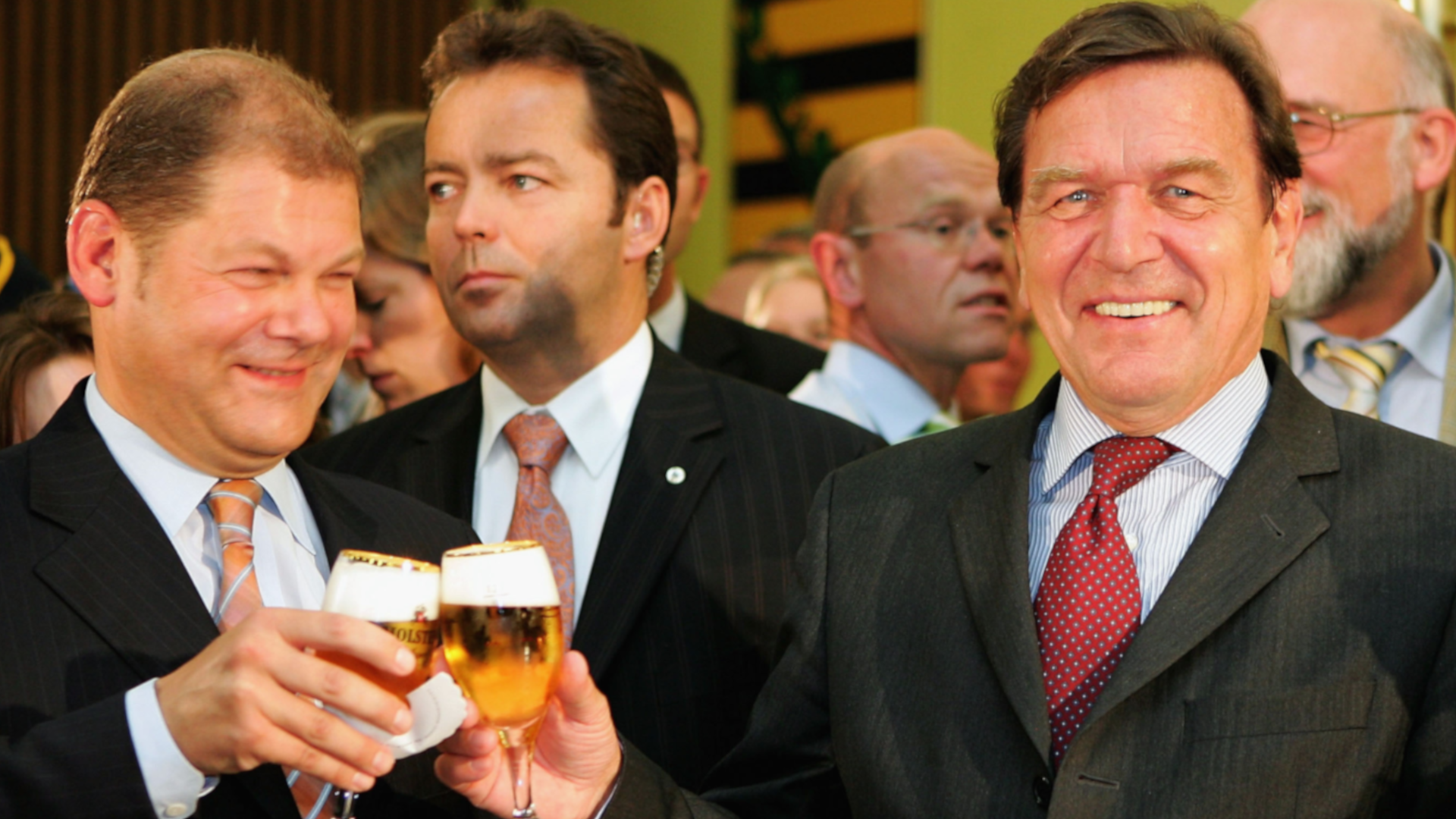 
                <strong>Gerhard Schröder ist Bundeskanzler</strong><br>
                Der Bundeskanzler damals hieß Gerhard Schröder. Der neue Regierungschef Olaf Scholz war zu dieser Zeit noch Vorsitzender des SPD-Kreisverbands Hamburg-Altona.
              