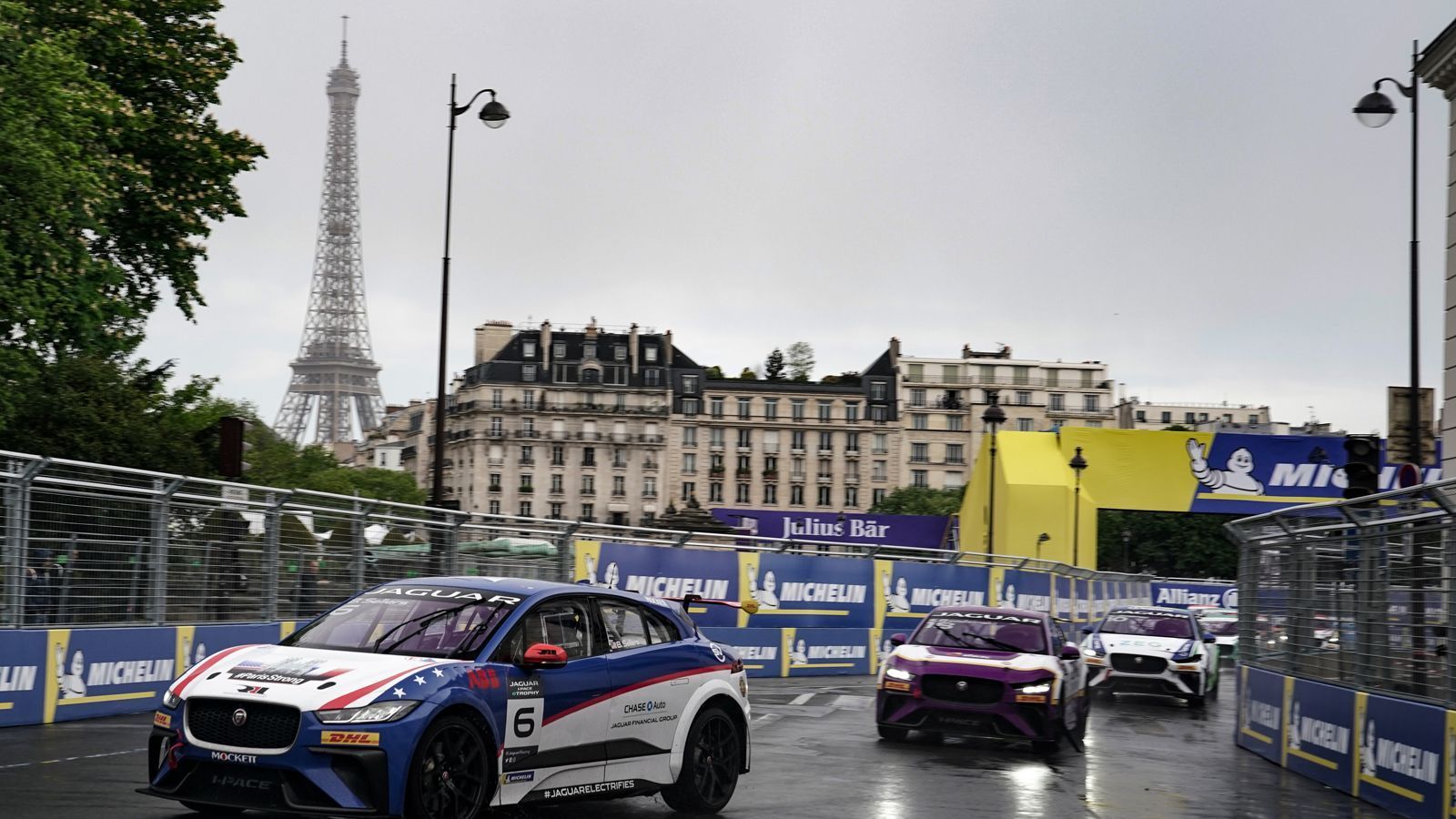 
                <strong>Paris (18. April 2020)</strong><br>
                Nur 1,920 Kilometer kurz ist der Kurs in der französischen Hauptstadt. Er führt um die berühmte Museumsanlage Hotel des Invalides mit den bekannten Musee de l'Armee und dem Invalidendom, der Grabstätte Napoleons.
              