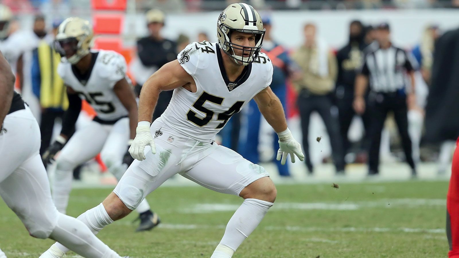 
                <strong>Kiko Alonso - Linebacker </strong><br>
                Von den New Orleans Saints zu den San Francisco 49ers - So wird der 30 Jahre alte Kiko Alonso zukünftig im "Levi's Stadium" auflaufen. Für den Linebacker ist es bereits der vierte Trade in seiner achtjährigen Karriere, die 2013 bei den Buffalo Bills ihren Anfang nahm. Alonso gilt als vielseitiger Linebacker, hatte im Laufe seiner Karriere aber auch schon mit einigen Verletzungen zu kämpfen. Im Januar riss er sich bereits zum dritten Mal das Kreuzband und verlor daraufhin etwas den Anschluss an die Startformation.
              