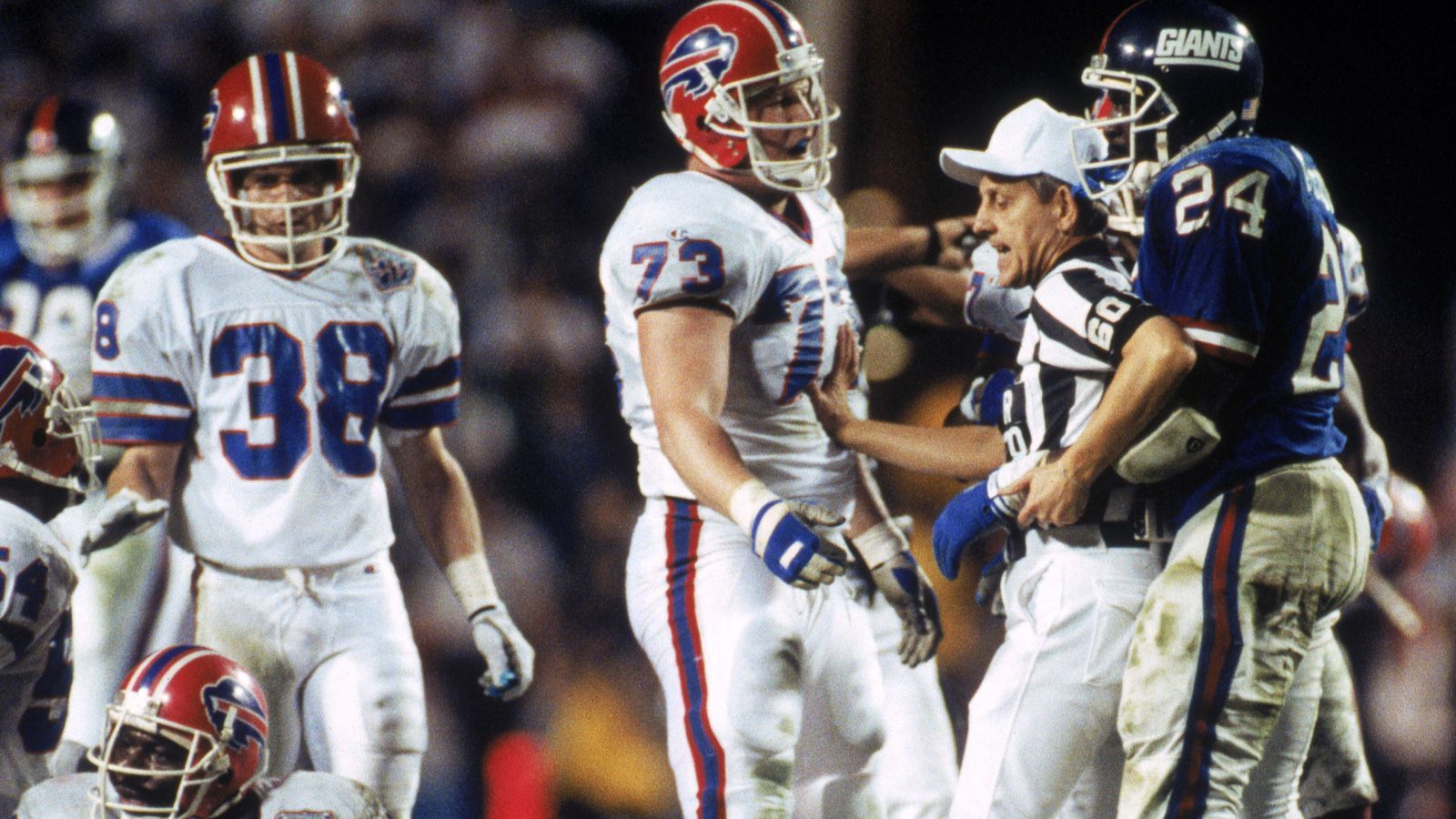 
                <strong>Super Bowl XXV: New York Giants vs. Buffalo Bills </strong><br>
                Der 25. Super Bowl im Januar 1991 fand im Tampa Stadium in Tampa statt. Die Giants besiegten Buffalo mit 20:19, weil Bills-Kicker Scott Norwood Sekunden vor Schluss einen Field-Goal-Versuch rechts neben die Stangen setzte. In Erinnerung bleibt auch, dass Whitney Houston vor dem Spiel die vielleicht schönste Version der US-Hymne sang. Nicht in Erinnerung geblieben ist, dass die Bills in der Regular Season mit 17:13 gewannen.
              