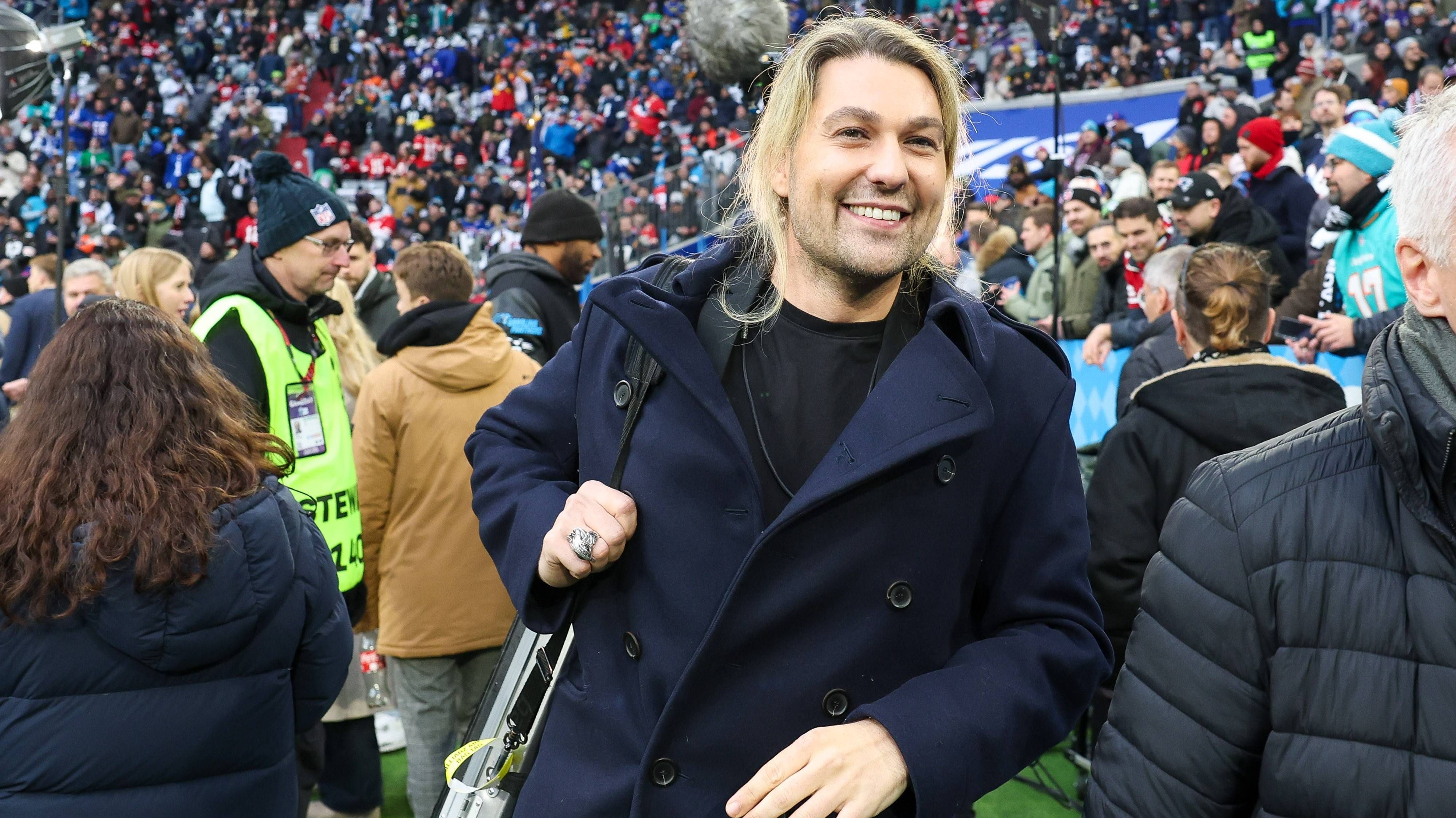 <strong>NFL Munich Game 2024: Diese Stars besuchten das Football-Spektakel</strong><br>Geigen-Virtuose <strong>David Garrett</strong> war in München für die US-amerikanische Nationalhymne verantwortlich, die er auf seinem Lieblingsinstrument zum Besten gab.