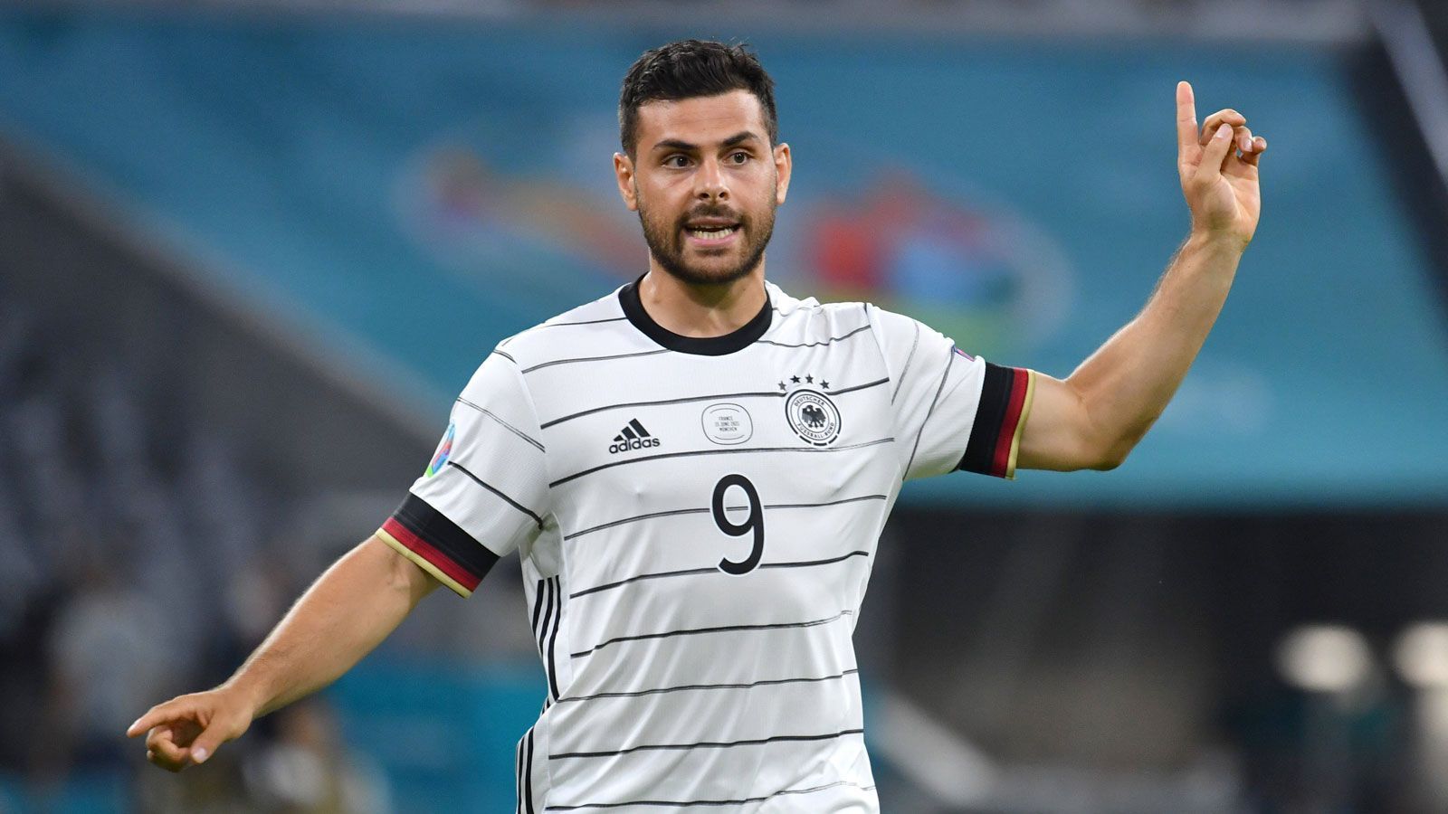 
                <strong>Angriff: Kevin Volland</strong><br>
                Serge Gnabry spielte für mich in den vorherigen Gruppenspielen maximal eine Nebenrolle und wird durch Kevin Volland ersetzt. Der Stürmer der AS Monaco bringt neben Torgefahr und Abschlussstärke vor allem körperliche Robustheit und eine enorme Laufbereitschaft mit - zwei Tugenden, die gegen die Mannschaft von Trainer Marco Rossi zu einem wichtigen Trumpf werden können und die Volland verkörpert wie kein Zweiter der deutschen Offensivspieler.
              