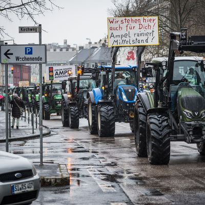 Zahlreiche Traktoren protestieren auf einer Straße in der Siegener Innenstadt.