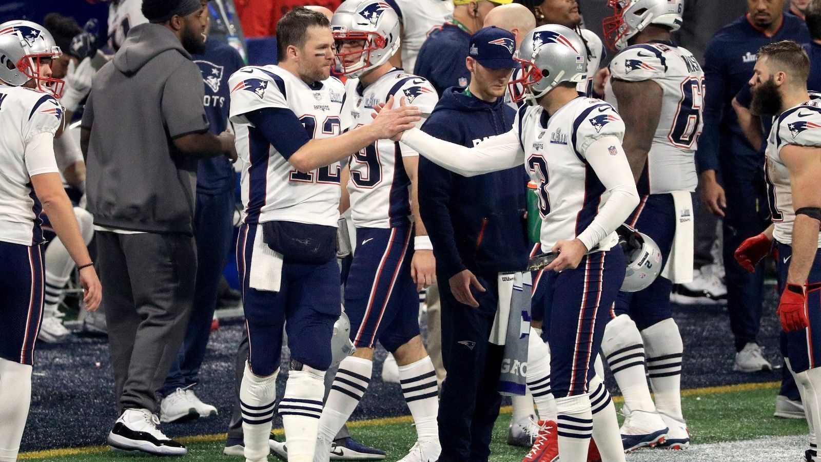 
                <strong>Gespielte Spiele</strong><br>
                Die Partie gegen die Eagles war Bradys 46. Playoff-Spiel. Damit liegt der Quarterback einsam an der Spitze. Sein früherer Kicker Adam Vinatieri liegt in dieser Kategorie mit 32 Playoff-Auftritten auf Rang zwei, gefolgt von Ex-Patriots-Kicker Stephen Gostkowski und Receiver-Legende Jerry Rice, die beide je 29 Mal in der Postseason spielten.
              