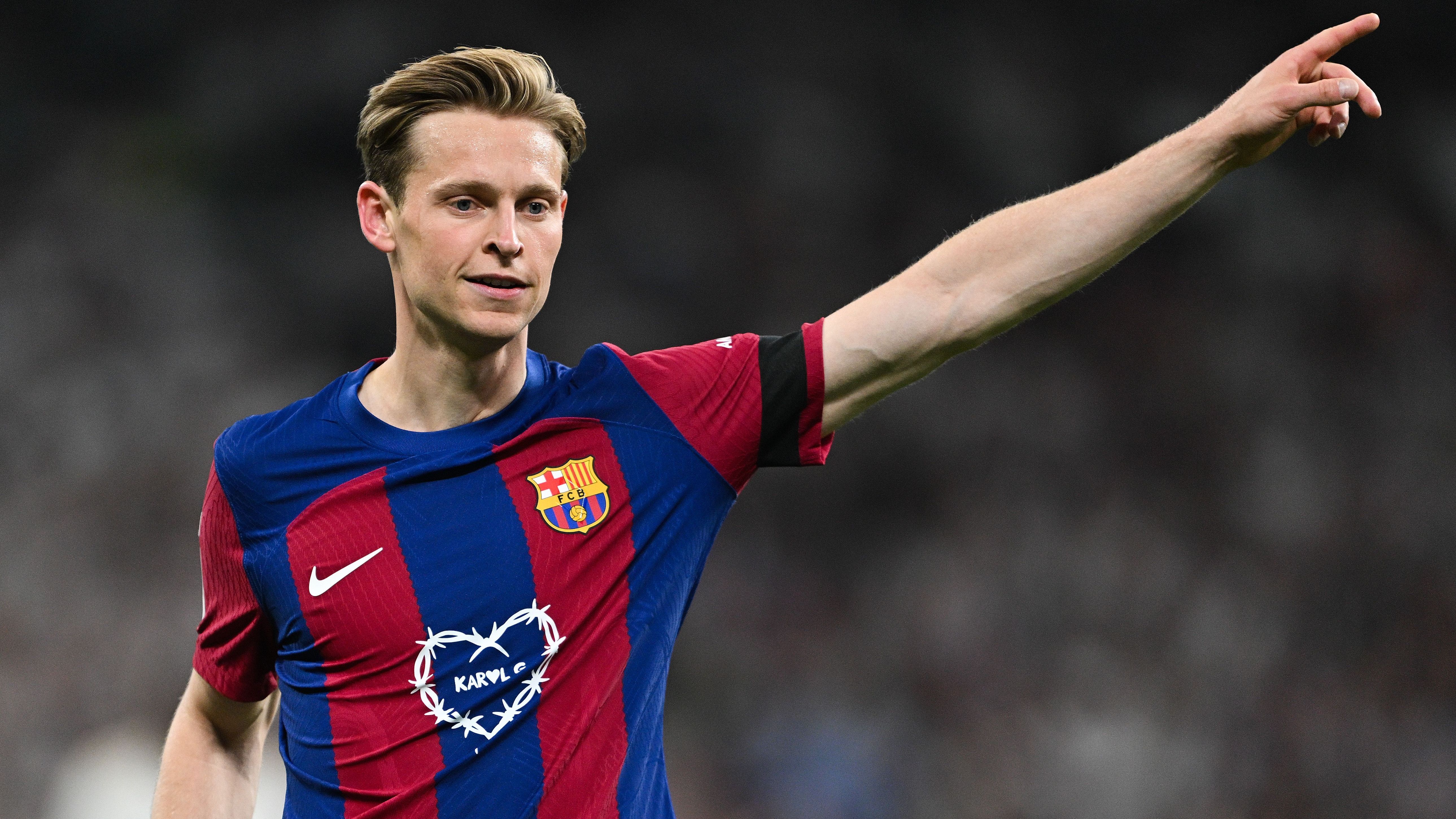 <strong>Frenkie de Jong (FC Barcelona)</strong><br>... den Mittelfeldspieler langfristig zu binden, steht nun wohl ein Verkauf im Sommer 2025 auf der Agenda. Allerdings sollen sich die Barca-Bosse auch hier ein Hintertürchen offenlassen. Sollte der kürzlich von einer Knöchelverletzung zurückgekehrte de Jong im Saisonverlauf zu alter Stärke finden, könnten die Katalanen ihm ein neues Vertragsangebot vorlegen, heißt es im Bericht.