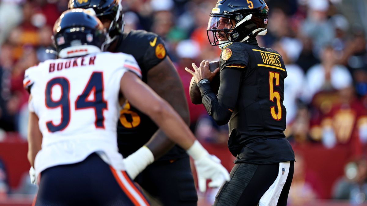 NFL, American Football Herren, USA Chicago Bears at Washington Commanders Oct 27, 2024; Landover, Maryland, USA; Washington Commanders quarterback Jayden Daniels (5) drops back to pass during the f...