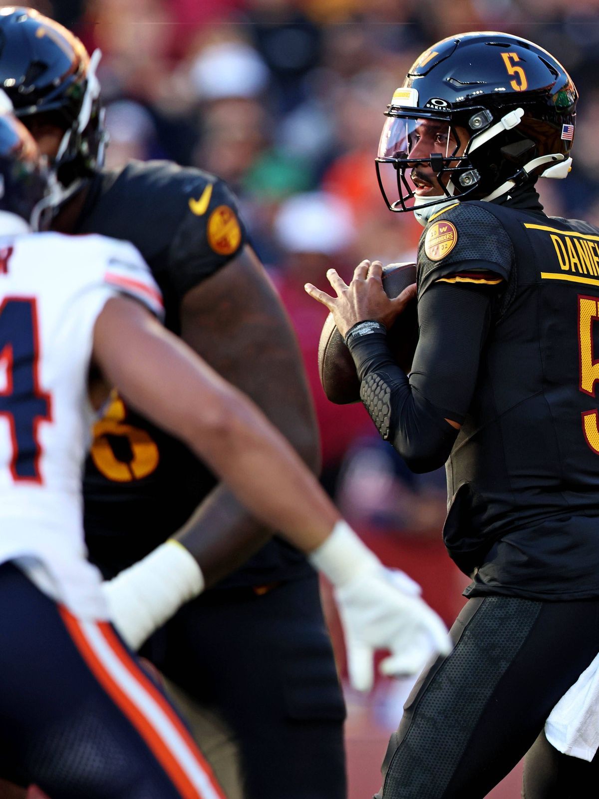 NFL, American Football Herren, USA Chicago Bears at Washington Commanders Oct 27, 2024; Landover, Maryland, USA; Washington Commanders quarterback Jayden Daniels (5) drops back to pass during the f...