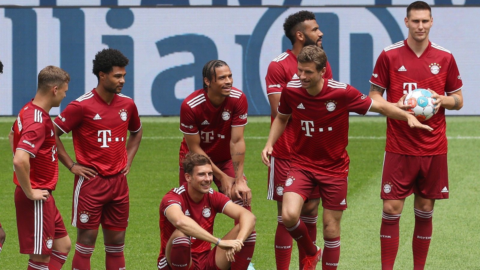 
                <strong>Platzt 2: FC Bayern München</strong><br>
                Der Sprung zu den beiden Spitzenreitern ist groß. Der Rekordmeister aus München muss sich zwar mit Rang zwei zufrieden geben, darf sich aber dennoch über 50 Prozent Zustimmung freuen. Jeder zweite der Befragten mag also den FC Bayern.
              