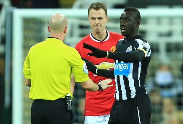 
                <strong>Papiss Cisse: Spuckattacke auf Gegenspieler</strong><br>
                Der Schiedsrichter hat von der feuchten Angelegenheit nichts mitbekommen. Als er am Ort des Geschehens eintrifft, ist "Lama" Cisse die Unschuld in Person.
              