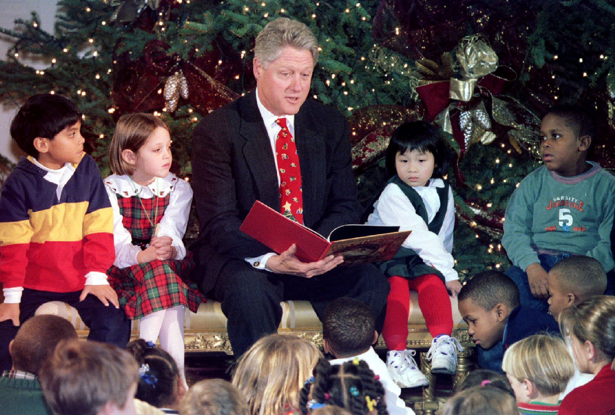 Kurz vor den Feiertagen las Präsident Clinton Schulkindern den Weihnachtsklassiker "Twas the night before Christmas" vor.