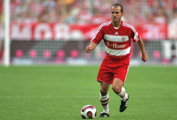 
                <strong>Mehmet Scholl (FC Bayern München)</strong><br>
                Als Mehmet Scholl 1992 zum FC Bayern München kam, ahnte wohl niemand, dass er einer der prägendsten Spieler in der Vereinsgeschichte der Münchner werden würde. 469 Spiele, acht Deutsche Meisterschaften und der Triumph in der Champions League 2001 sprechen eine deutliche Sprache. 
              