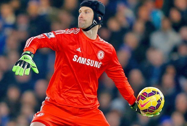 
                <strong>Tor: Petr Cech</strong><br>
                Zwischen die Pfosten stellt Mourinho ausgerechnet Petr Cech. Der Portugiese setzte den Tschechen im Sommer 2014 auf den Bank, nachdem Thibaut Courtois zum FC Chelsea zurückkehrte.
              