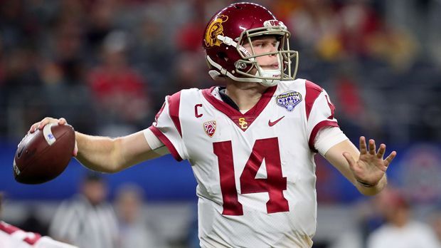 
                <strong>Sam Darnold (Quarterback)</strong><br>
                Los Angeles hat die Rams – und am College zwei der meistbeachtesten Quarterbacks. Sam Darnold könnte ebenso gut als First Overall Pick die Bühne in Dallas betreten. Seine 4143 Yards, 26 Touchdowns bei 13 Interceptions und fünf Rushing Touchdowns für die USC Trojans lesen sich sogar noch etwas eindrucksvoller als die Statistik von Rosen.
              