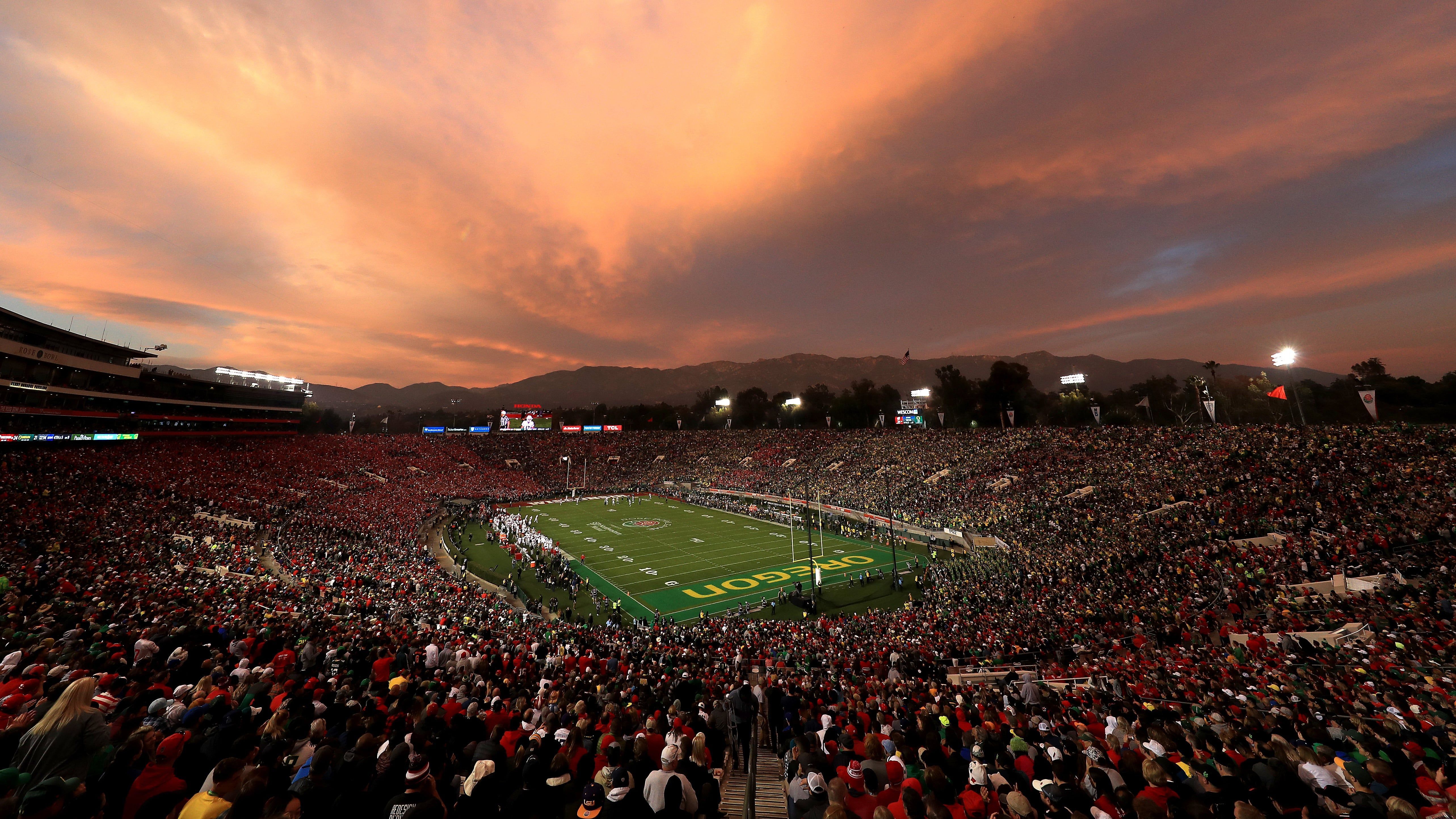 <strong>Rose Bowl</strong><br>
                Der Rose Bowl ist der älteste aktive Bowl und wird daher auch der "The Granddaddy of Them All" bezeichnet. Am 1. Januar 1902 fand im Rahmen einer "Tournament of Roses Parade" das erste Duell statt. Die Parade diente dazu, um das in Kalifornien so schöne Wetter zu bewerben. In der Beschreibung hieß es: "Hier können die Blumen blühen und die Orangen reifen". Die Initiatoren wollten dazu ein Sport-Event etablieren. Damals noch unter dem Namen: "Tournament East–West Football Game".&nbsp;