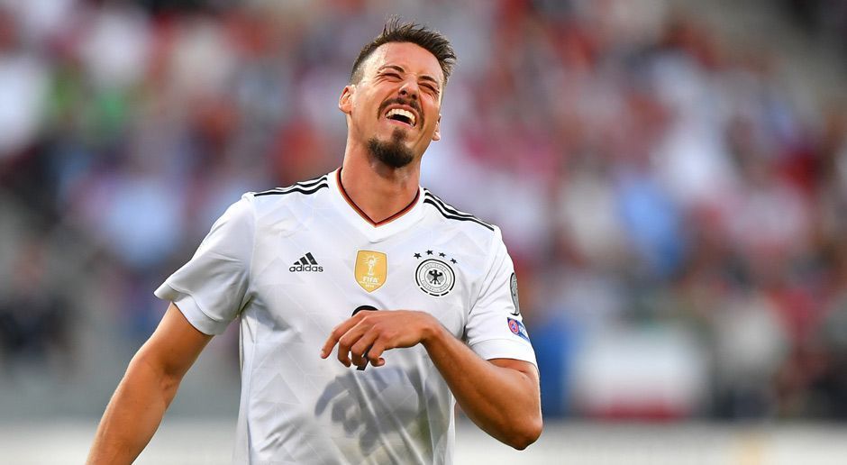 
                <strong>Verlierer: Sandro Wagner</strong><br>
                33 Spiele, zwölf Tore, vier Vorlagen - Wagners Saisonbilanz bei der TSG Hoffenheim beeindruckte nicht nur Löw und ermöglichte ihm einen Platz im "Perspektiv-Team". In Russland war vom Wagner-Hoch aber nichts mehr zu sehen. Ein Einsatz über 57 Minuten, danach überließ der Bundestrainer die Torejagd anderen Protagonisten. So blieb Wagner beim Confed Cup ohne Treffer und muss erneut auf eine starke Spielzeit inklusive guten Leistungen im internationalen Wettbewerb hoffen, um weiterhin in Löws Kaderplänen eine Rolle spielen zu können.
              