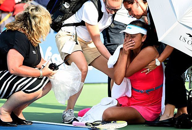 
                <strong>Tennis-Welt steht unter Schock</strong><br>
                Völlig entkräftet und mit der Hand vorm Mund sitzt Peng auf dem Boden. Die schwüle Hitze von mehr als 30 Grad Celsius und 70 Prozent Luftfeuchtigkeit sind wohl die Ursachen für den Zusammenbruch.
              